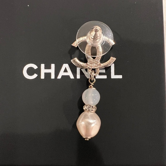 🔥CHANEL 🔥NEW COLLECTION White Drop Earrings with Iconic Logo and Pearl Elements - Picture 4 of 13